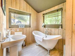 a bathroom with two sinks and two mirrors at Foxglove - Uk43604 in Llangyniew