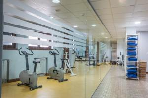 Snö Hotel Formigal في فورميغال: صالة ألعاب رياضية مع أجهزةالجري والألات الاوبتكال