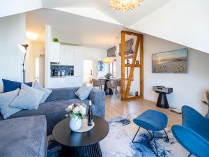 een woonkamer met een bank en een tafel bij Villa Linquenda App 6 in Ahlbeck