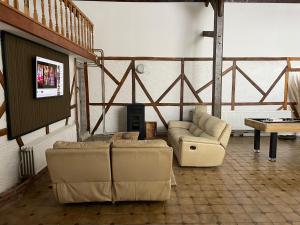 uma sala de estar com dois sofás e uma mesa em La bergerie em La Bruyère