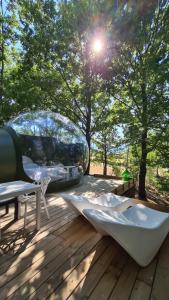 Aed väljaspool majutusasutust Atmosfera Bubble Glamping