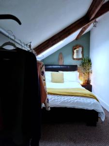 1 dormitorio con 1 cama con manta amarilla y blanca en Safire home, en Murton