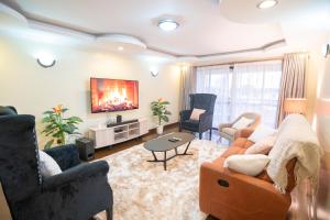 ナイロビにあるWestlands View Palace Apartmentsのソファと椅子のあるリビングルーム