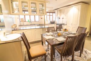 ナイロビにあるWestlands View Palace Apartmentsのテーブルと椅子のあるキッチンとダイニングルーム