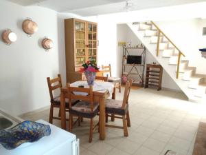 - une salle à manger avec une table, des chaises et des escaliers dans l'établissement da nonna Ida, à Civita Campomarano