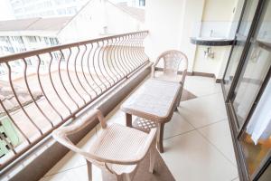 ナイロビにあるWestlands View Palace Apartmentsのバルコニー(椅子2脚、ベンチ付)
