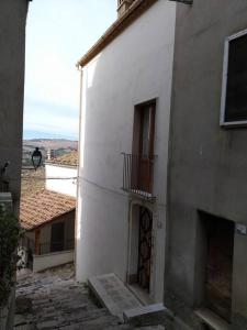 een wit gebouw met een balkon aan de zijkant bij da nonna Ida in Civita Campomarano