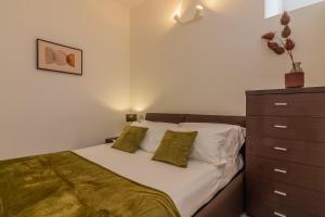 1 dormitorio con 1 cama con sábanas verdes y vestidor en Anzani Modern Studio by Wonderful Italy en Como