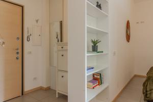 una habitación con estanterías blancas y un pasillo en Anzani Modern Studio by Wonderful Italy en Como