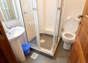 ナイロビにあるWestlands View Palace Apartmentsのシャワー、トイレ、洗面台を備えたバスルーム +85枚の写真