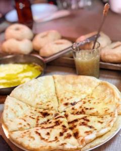 Makanan di atau berdekatan rumah tamu ini
