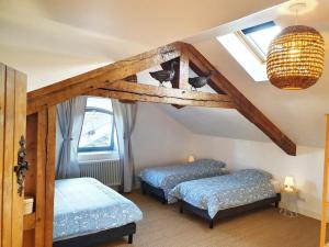 2 camas individuales en una habitación con ático en Les Quartiers d'Annelise, en Verdún