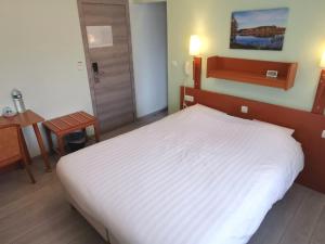 Postel nebo postele na pokoji v ubytování Hotel Aux Beaux Rivages En Gaume
