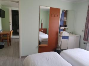 Postel nebo postele na pokoji v ubytování Hotel Aux Beaux Rivages En Gaume