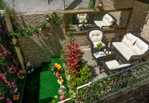 una vista aérea de un patio con sillas y flores en Royan Suites, en Estambul