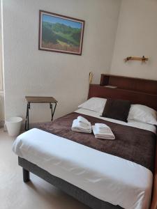 Postel nebo postele na pokoji v ubytování Hotel Au Val Doré