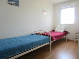 - une petite chambre avec un lit et une fenêtre dans l'établissement Appartement Capbreton, 3 pièces, 4 personnes - FR-1-239-453, à Capbreton