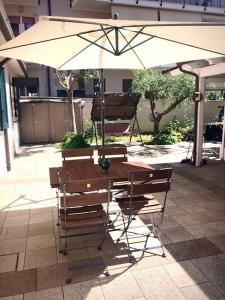 stół i krzesła pod parasolem na patio w obiekcie Casa ideale per la tua vacanza w mieście Pescara
