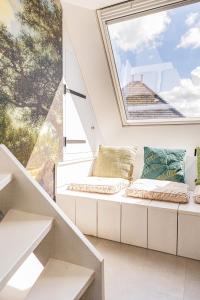 Authentic apartment in farmhouse near Amsterdam في Ilpendam: غرفة مع نافذة كبيرة وأريكة