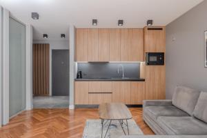 salon z kanapą i kuchnią w obiekcie ApartMate- Perfect Apartment Oldtown Gdansk w Gdańsku