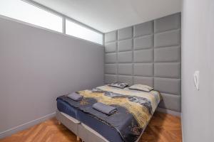 sypialnia z łóżkiem z dużą ścianą w obiekcie ApartMate- Perfect Apartment Oldtown Gdansk w Gdańsku