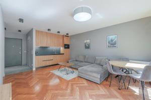salon z kanapą i stołem w obiekcie ApartMate- Perfect Apartment Oldtown Gdansk w Gdańsku +10 zdjęć