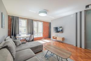 salon z kanapą i stołem w obiekcie ApartMate- Perfect Apartment Oldtown Gdansk w Gdańsku