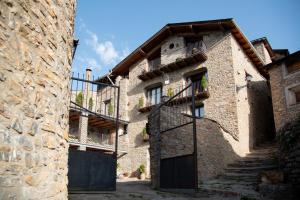 un antiguo edificio de piedra con puerta y escalera en Casa Camp, en Enviny