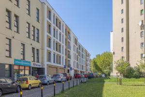 ulica miejska z zaparkowanymi samochodami i budynkami w obiekcie ApartMate- Perfect Apartment Oldtown Gdansk w Gdańsku