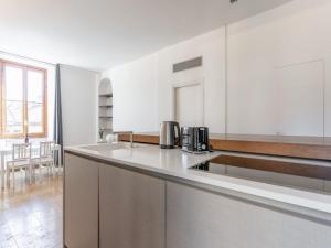 una cucina con pareti bianche ed elettrodomestici in acciaio inossidabile di The Best Rent - Modern two-bedroom apartment near Navigli a Milano