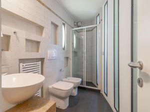 un bagno con lavandino, WC e doccia di The Best Rent - Modern two-bedroom apartment near Navigli a Milano