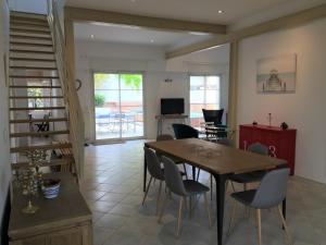 a living room with a dining room table and chairs at Villa Arcachon, 6 pièces, 8 personnes - FR-1-374-147 in Arcachon