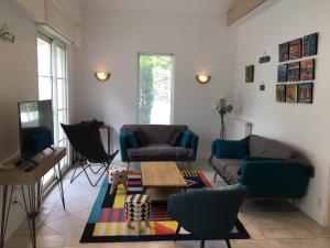 a living room with a couch and a table at Villa Arcachon, 6 pièces, 8 personnes - FR-1-374-147 in Arcachon