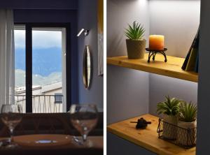 Habitación con ventana y mesa con copa de vino en Vibrant Apartment en Tirana