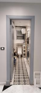 een badkamer met een toilet en een tegelvloer bij STUDIO Fakhr - Luxury apartment in Cairo in Caïro