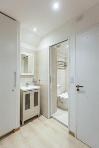 uma casa de banho branca com um lavatório e um WC em Gente del Sur - Finisterre B em Ushuaia