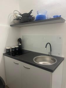 A kitchen or kitchenette at La casetta mape