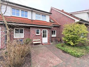 a red brick house with a white door at Haus Blümlein Wangerooge in Wangerooge