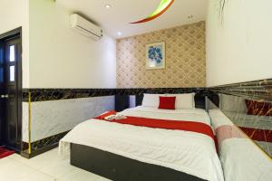 um quarto com uma cama grande num quarto em Thiem Thanh Hotel em Ho Chi Minh