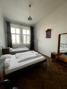 Uma cama ou camas num quarto em Clown and Bard Hostel
