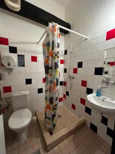 Uma casa de banho em Clown and Bard Hostel
