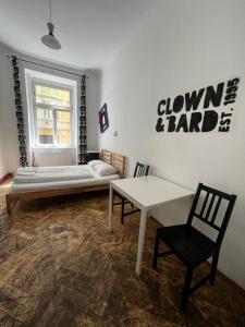 Uma cama ou camas num quarto em Clown and Bard Hostel