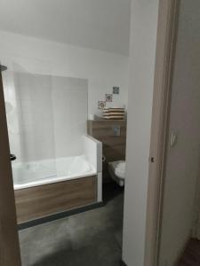 bagno con vasca e servizi igienici di Hotel Au Val Doré a La Bourboule