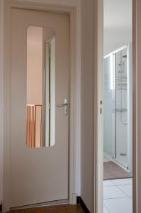a hallway with a mirror on the wall at Entre Monts et Vermeille in Sorède
