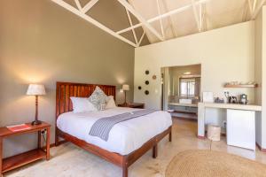 馬里蘭的住宿－Hamiltons Lodge & Restaurant，一间卧室设有一张床和一间客厅。