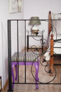 une chaise en métal avec un banc violet dans l'établissement Lavender cozy & lovely 17, à Split