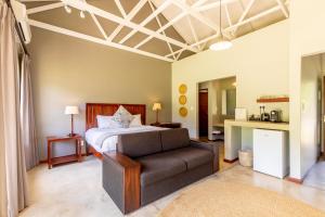 馬里蘭的住宿－Hamiltons Lodge & Restaurant，一间卧室配有一张床和一张沙发