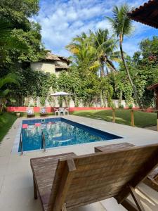 uma piscina num quintal com uma casa em Pousada Pangea Tropical em Arraial d'Ajuda