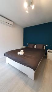 sypialnia z dużym łóżkiem z dwoma ręcznikami w obiekcie I&K's apartment w mieście Sofia
