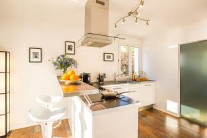 Kuchyň nebo kuchyňský kout v ubytování Casa Pura - Luxuriöses Ferienhaus mit Meerblick + 23 fotografií